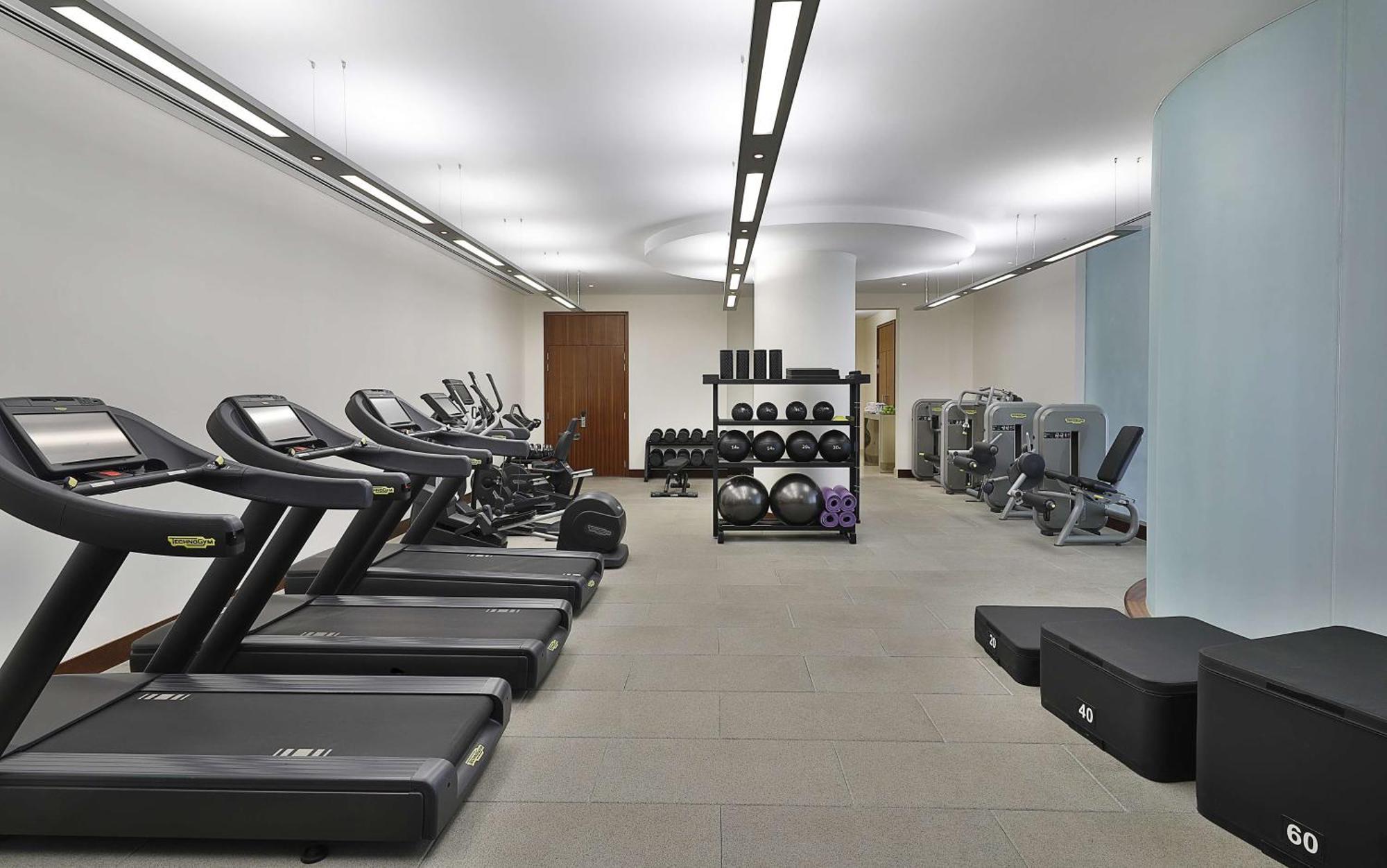 Hilton Riyadh Hotel & Residences Exteriör bild The gym at The Dorchester