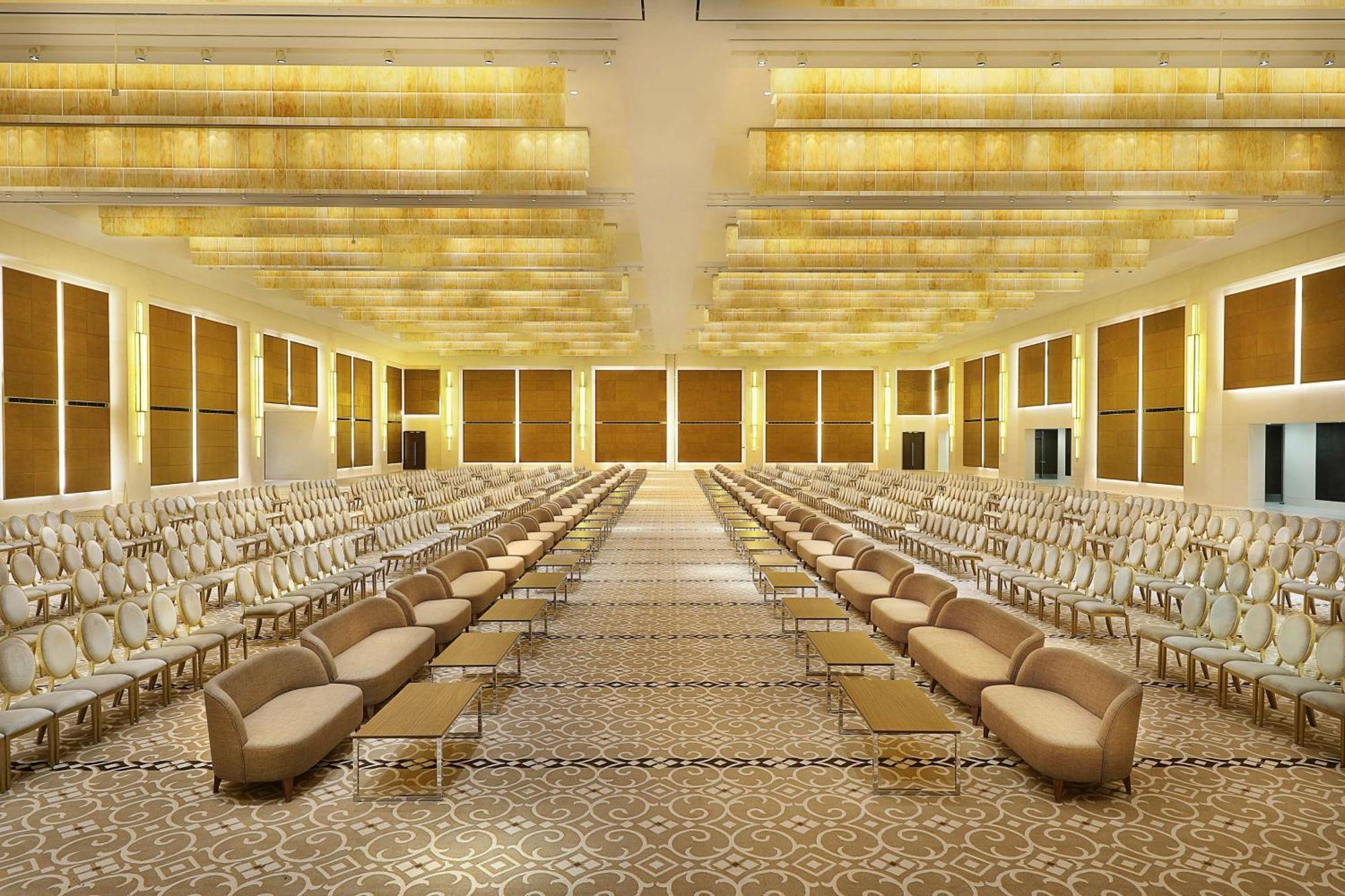 Hilton Riyadh Hotel & Residences Exteriör bild The photo shows a spacious, elegantly designed hall with a luxurious atmosphere. The room features two rows of beige sofas lined up along the sides, with a central aisle. The walls are adorned with large windows that allow natural light to fill the s
