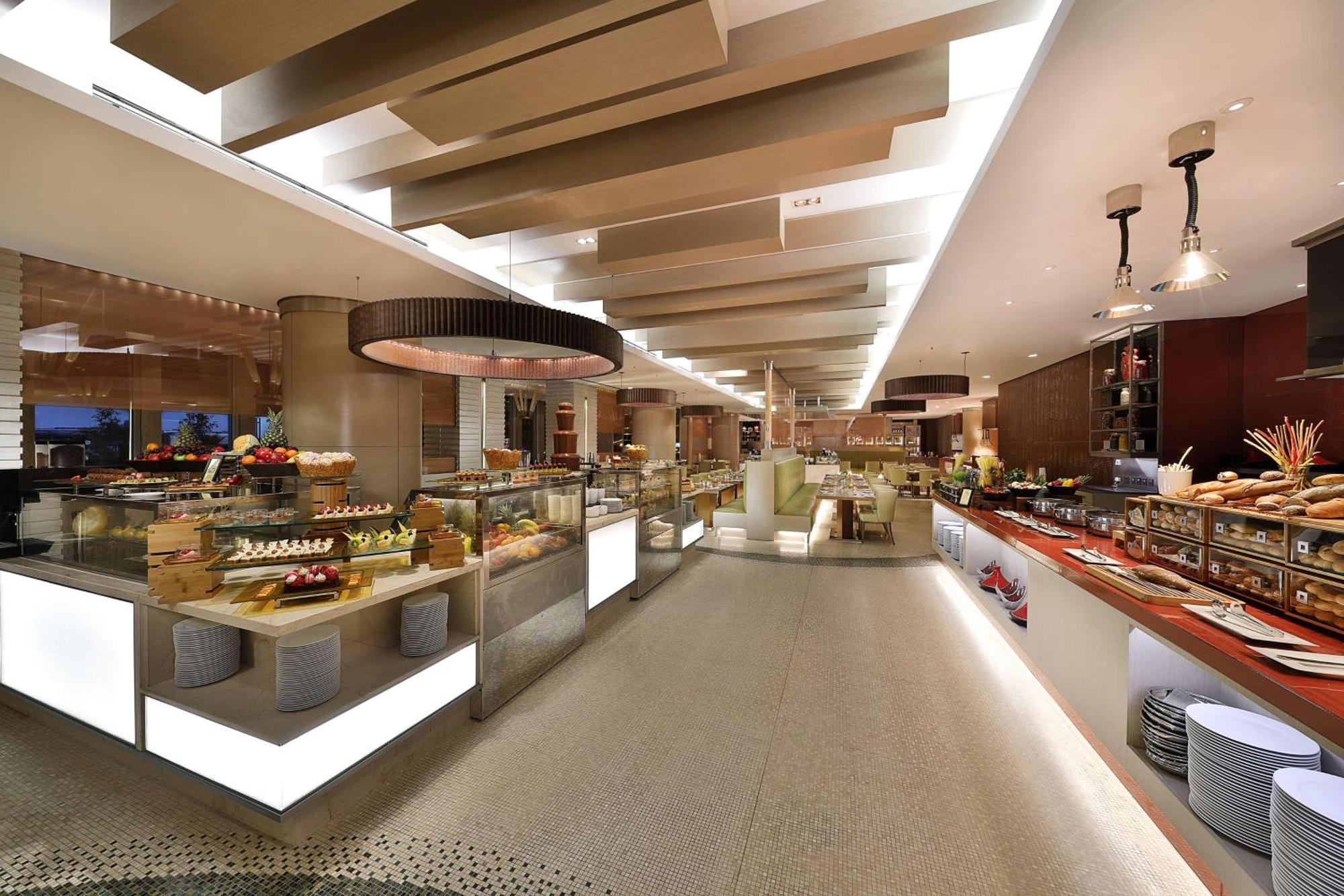 Hilton Riyadh Hotel & Residences Exteriör bild The buffet at the Grand Hyatt Hotel, Colombo, Sri Lanka